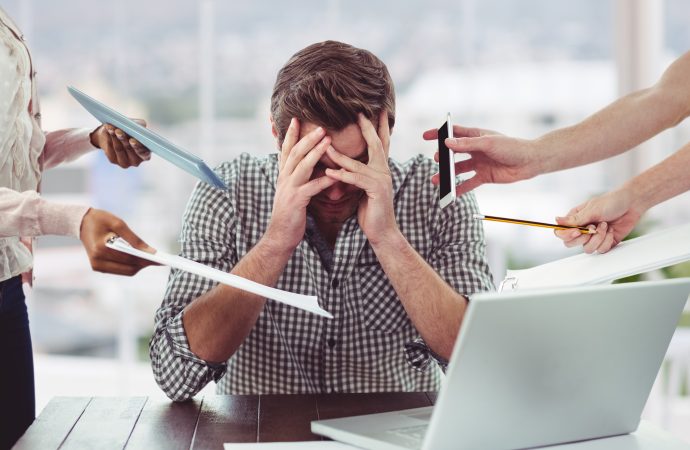 Tükenmişlik Sessizce Belirir: En Erken Semptom Yorgunluk Değil, Duyarsızlaşmadır